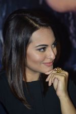 Sonakshi Sinha promote Action Jackson on the sets of KBC on 27th Oct 2014 (21)_544f5bf6ea55c.JPG