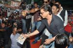 Shahrukh Khan with Team of Happy New Year visits Gaiety Cinema in Mumbai on 28th Oct 2014 (20)_54509600d2f52.JPG
