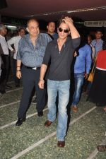 Shahrukh Khan with Team of Happy New Year visits Gaiety Cinema in Mumbai on 28th Oct 2014 (56)_5450960877a6b.JPG
