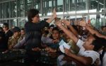 Shahrukh Khan mobbed at kolkatta airport on 29th Oct 2014 (6)_5451fdb16b488.JPG