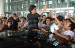 Shahrukh Khan mobbed at kolkatta airport on 29th Oct 2014 (7)_5451fdb26b7cf.JPG
