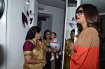Sushmita Sen at Dr Trasi_s clinic launch in Khar, Mumbai on 29th Oct 2014 (27)_545227134f251.JPG