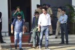 Shahrukh Khan at airport on 31st Oct 2014 (22)_54561b6d2b397.JPG