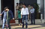 Shahrukh Khan at airport on 31st Oct 2014 (23)_54561b6dd1e87.JPG