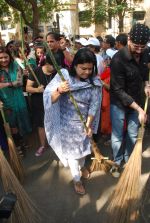 Mahima Chaudhry at cleanliness drive by Nahar Group in Powai on 2nd Nov 2014 (13)_54572a5189015.JPG