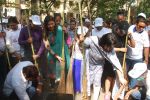 Mahima Chaudhry at cleanliness drive by Nahar Group in Powai on 2nd Nov 2014 (14)_54572a52c132b.JPG