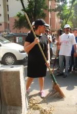 Mahima Chaudhry at cleanliness drive by Nahar Group in Powai on 2nd Nov 2014 (15)_54572a53e7236.JPG