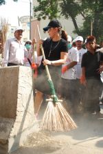 Mahima Chaudhry at cleanliness drive by Nahar Group in Powai on 2nd Nov 2014 (23)_54572a5cec3ba.JPG