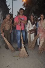  Vivek Oberoi at CPAA cleanliness drive in Juhu, Mumbai on 3rd Nov 2014 (21)_5458b1f8a4011.JPG