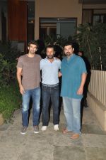Abhishek Kapoor, Aditya Roy Kapur, Siddharth Roy Kapur at Private dinner at Vidya_s house in Juhu, Mumbai on 8th Nov 2014 (10)_545f5136d06db.JPG