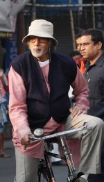 Amitabh Bachchan snapped in Kolkata on the sets of movie Piku on 8th Nov 2014  (47)_545ed3c463392.jpg