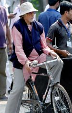 Amitabh Bachchan snapped in Kolkata on the sets of movie Piku on 8th Nov 2014  (54)_545ed397bce86.jpg