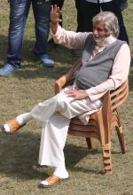 Amitabh Bachchan snapped in Kolkata on the sets of movie Piku on 8th Nov 2014  (59)_545ed39d153a7.jpg