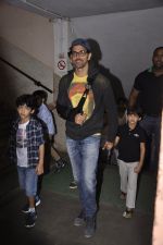 Hrithik Roshan with kids at Raell Padamsee_s show by Lior Ruchard in St Andrews on 8th Nov 2014 (64)_545f4dc963314.JPG