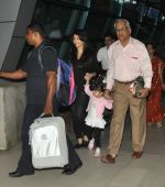 Aishwarya Rai Bachchan snapped at airport in Mumbai on 10th Nov 2014 (2)_5461a1a20c639.JPG