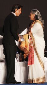 Shahrukh Khan, Jaya Bachchan at kolkatta international film festival on 10th Nov 2014 (12)_5461a62a8892c.jpg