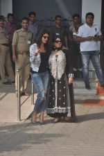 Priyanka Chopra snapped as she leaves for Arpita_s wedding in Mumbai on 18th Nov 2014 (18)_546c5c5119cd6.JPG