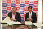 Shahrukh Khan announced as the Brand Ambassador of DHFl in Trident, BKC on 20th Nov 2014 (77)_546f6cd0d1c27.JPG