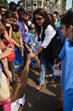 Juhi Chawla at cleanliness drive in Mumbai on 20th Nov 2014 (60)_547062082a878.JPG