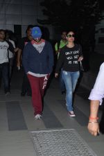 Kareena Kapoor, Saif Ali Khan snapped in Mumbai Airport on 21st Nov 2014 (17)_5470c4120c3dc.JPG