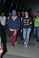 Kareena Kapoor, Saif Ali Khan snapped in Mumbai Airport on 21st Nov 2014 (19)_5470c412cfdc8.JPG