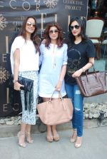 Gyarti Oberoi, Twinkle Khanna, Anu Deewan  at Susanne Khan_s The Charcoal Project new collection launch in Andheri, Mumbai on 24th Nov 2014 (293)_54737e422fedb.JPG