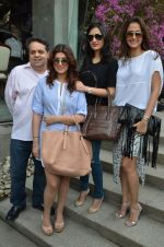 Gyarti Oberoi, Twinkle Khanna, Anu Deewan at Susanne Khan_s The Charcoal Project new collection launch in Andheri, Mumbai on 24th Nov 2014 (108)_54737f82ee6a1.JPG