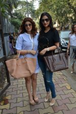Twinkle Khanna, Anu Deewan  at Susanne Khan_s The Charcoal Project new collection launch in Andheri, Mumbai on 24th Nov 2014 (65)_54737f99b8e85.JPG