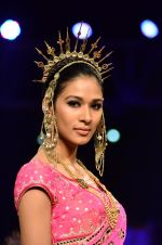 Model walk the ramp for Suneet Verma for Blenders with jewels by Azva on 29th Nov 2014 (168)_547c4ae334066.JPG