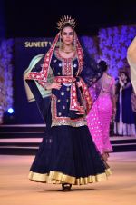 Model walk the ramp for Suneet Verma for Blenders with jewels by Azva on 29th Nov 2014 (172)_547c4ae691f11.JPG