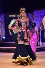 Model walk the ramp for Suneet Verma for Blenders with jewels by Azva on 29th Nov 2014 (173)_547c4ae79a067.JPG