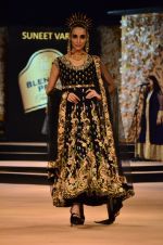 Model walk the ramp for Suneet Verma for Blenders with jewels by Azva on 29th Nov 2014 (178)_547c4aec50250.JPG