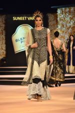 Model walk the ramp for Suneet Verma for Blenders with jewels by Azva on 29th Nov 2014 (183)_547c4af0a4274.JPG