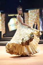 Model walk the ramp for Suneet Verma for Blenders with jewels by Azva on 29th Nov 2014 (199)_547c4b0057697.JPG