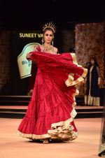 Model walk the ramp for Suneet Verma for Blenders with jewels by Azva on 29th Nov 2014 (202)_547c4b030a200.JPG