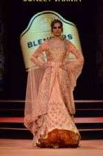 Model walk the ramp for Suneet Verma for Blenders with jewels by Azva on 29th Nov 2014 (206)_547c4b079ccd9.JPG