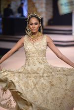 Model walk the ramp for Suneet Verma for Blenders with jewels by Azva on 29th Nov 2014 (73)_547c4aa1e6c93.JPG
