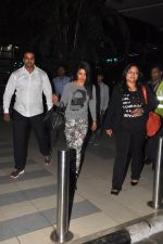 Priyanka Chopra  snapped late night at airport on 29th Nov 2014 (7)_547c2fb61c1aa.JPG