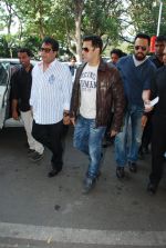 Salman Khan snapped at airport  in Mumbai on 2nd dec 2014 (77)_547eb36908339.JPG