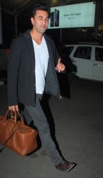 Ranbir Kapoor snapped at airport in Mumbai on 3rd Nov 2014 (1)_5480062f2bc0a.JPG