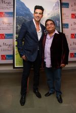 Zayed Khan at mukesh batra photo exhibition in Mumbai on 4th Dec 2014 (190)_54817a656aa01.jpg