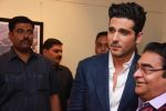 Zayed Khan at mukesh batra photo exhibition in Mumbai on 4th Dec 2014 (31)_548179ee8dab0.jpg