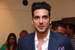 Zayed Khan at mukesh batra photo exhibition in Mumbai on 4th Dec 2014 (33)_548179f0397d3.jpg