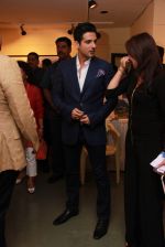 Zayed Khan at mukesh batra photo exhibition in Mumbai on 4th Dec 2014 (35)_548179f21d2db.jpg