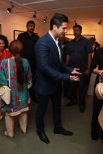 Zayed Khan at mukesh batra photo exhibition in Mumbai on 4th Dec 2014 (39)_548179f5754ea.jpg