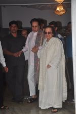 Dilip Kumar with Saira Banu snapped as he gets discharged from hospital in Mumbai on 11th Dec 2014 (50)_548aabbee99d2.JPG