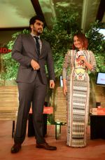 Arjun Kapoor and Sonakshi Sinha at AajTak in Mumbai on 13th Dec 2014 (3)_548e9cb1c5c15.jpg