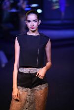 Model walks for Namrata Joshipura at Blenders Pride Fashion Show Kolkata on 14th Dec 2014 (80)_548ed2b38ef05.jpg