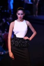 Model walks for Namrata Joshipura at Blenders Pride Fashion Show Kolkata on 14th Dec 2014 (85)_548ed2ba5ed2f.jpg