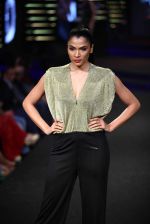 Model walks for Namrata Joshipura at Blenders Pride Fashion Show Kolkata on 14th Dec 2014 (95)_548ed2c70f2bd.jpg